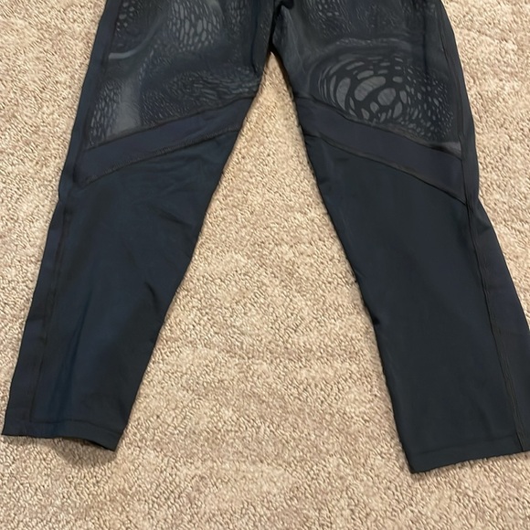 Under Armor S lightweight cropped compression legging w/ pocket - Picture 6 of 7